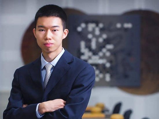 日本战国期间，各地诸侯挞伐不竭，苍生妻离子散，苦不胜言。直到德川幕府成立，国内才稍事安宁。但是仍有诸侯野心不死，捋臂张拳，和平的表象下暗流澎湃。战乱中痛掉爱子的小幡月斋（原田芳雄 饰）在南光坊天海年夜师（佐藤慶 饰）的指导下成立杀手团体，旨在刺杀那些图谋造反的诸侯年夜名。掉往怙恃的少女阿墨（上戸彩 饰）和九名男孩被月斋收养，并接管杀手练习。他们不但需要具有高深尽伦的技艺，还要丢弃一切感情和价值不雅。颠末数年的考验，阿莫和幸存的伴侣出师，起头他们布满鲜血和厮杀的杀手之路……本片荣获2004年日本片子金像奖年度新人奖（上戸彩）和最受接待演员奖、2004年波士顿自力片子节评委会出格奖、2004年费城片子节不雅众奖。